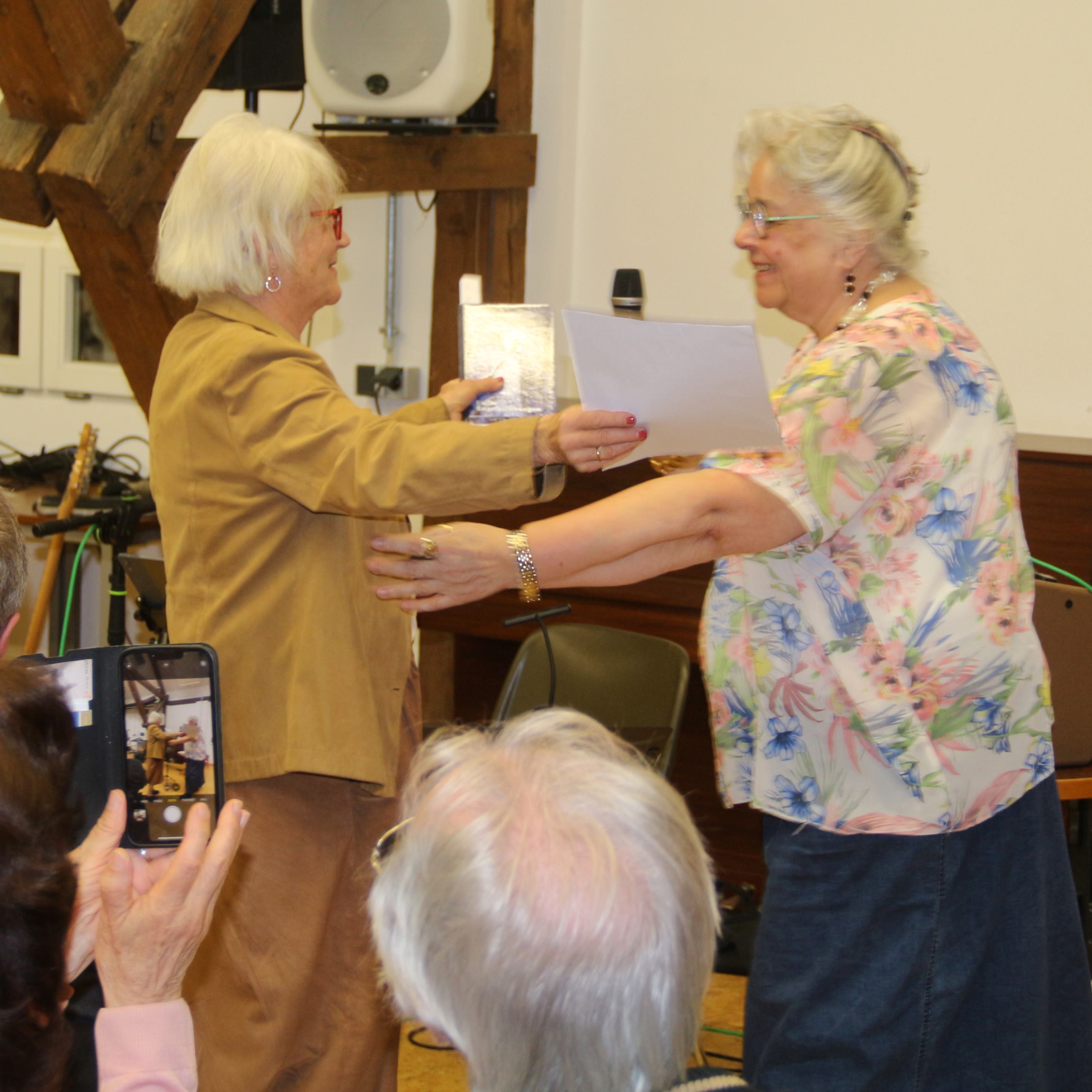 Autorin Brigitte Gutmann mit Dr. Karin Jäckel - Buchübergabe